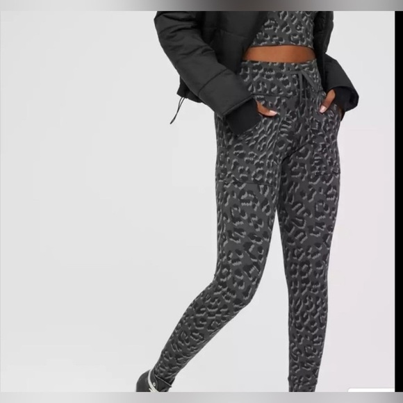 Aerie Offline Jacquard Peak Leopard Animal Print Leggings Joggers Large Short - Picture 1 of 13